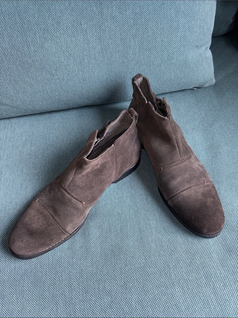 John Varvatos*U.S.A. Men's Dark Brown Suede Chukka Boots, Sz 8.5 M. New w/o Tags